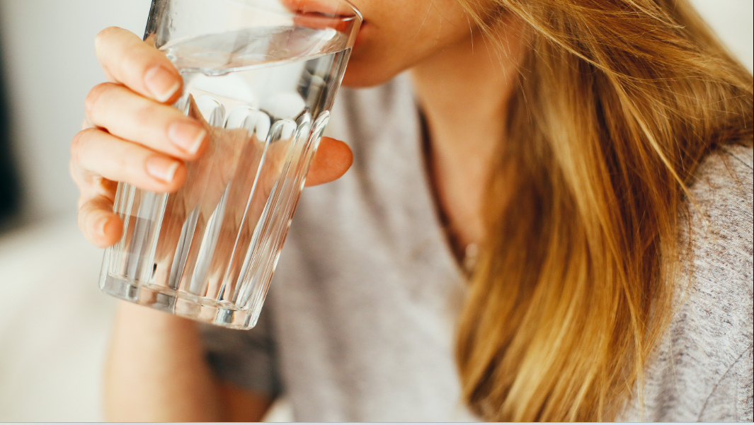 Does drinking more water make your period less heavy and less time 